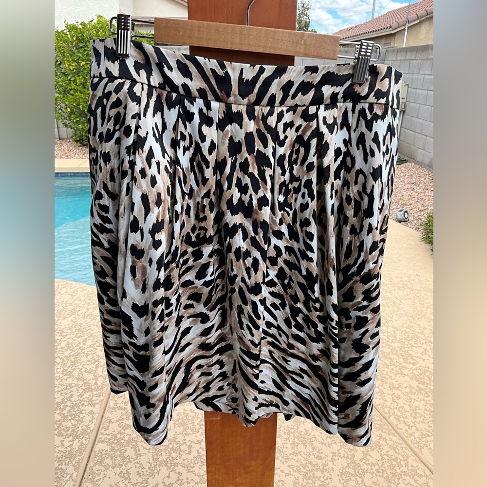 WHBM skirt.  Size 14.  Side zipper and pockets.  Like new.